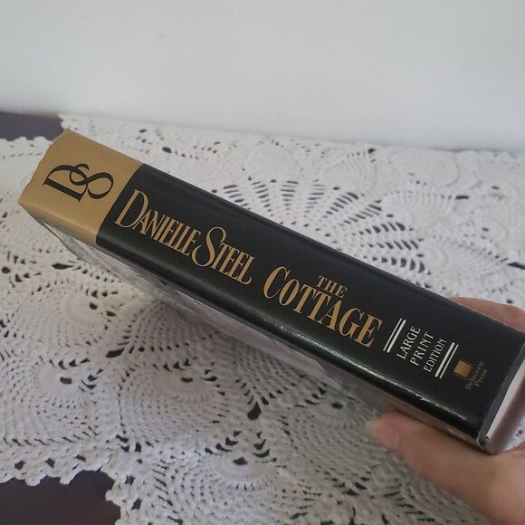 💚3/$20 Vintage Book - "The Cottage" by Danielle Steele (2002) - Large Print - Picture 3 of 12